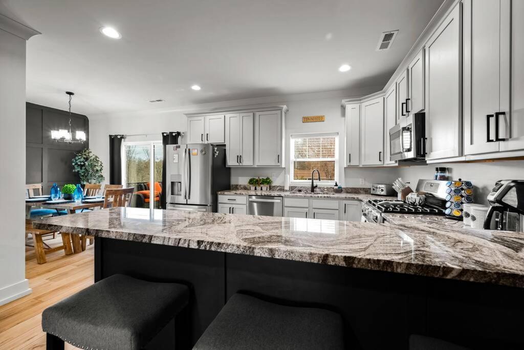 *Dog Friendly*Modern Home-Minutes To Dollywood, Gatlinburg, Smoky Mountains & Pigeon Forge! Luaran gambar