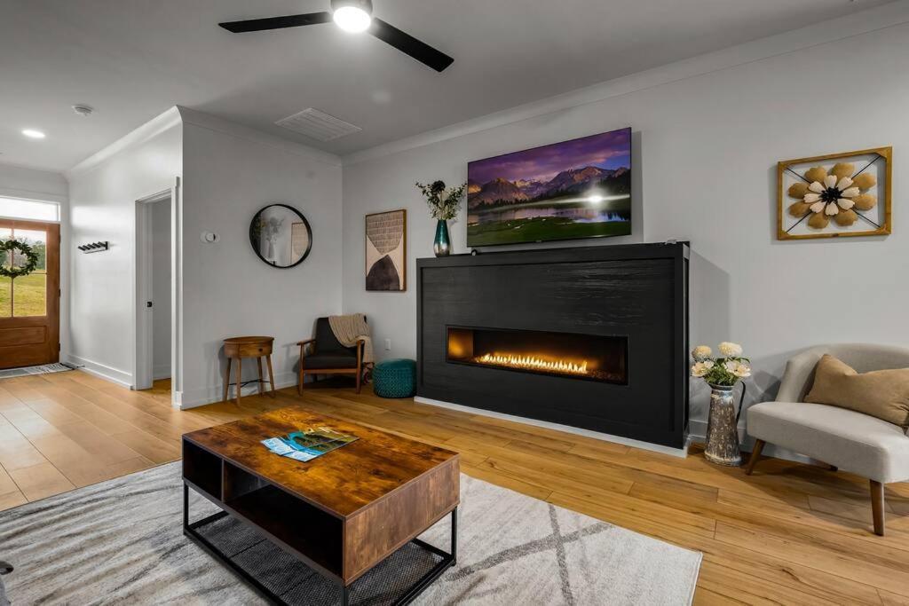 *Dog Friendly*Modern Home-Minutes To Dollywood, Gatlinburg, Smoky Mountains & Pigeon Forge! Luaran gambar